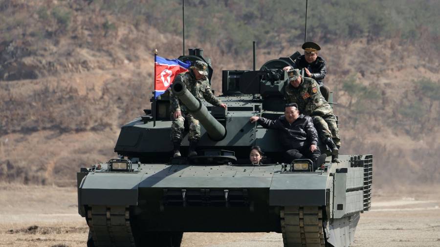 El presidente Kim Jong Un, derecha, a su hija, supuestamente llamada Kim Ju Ae, y a soldados en un tanque, en una base de entrenamiento militar en Corea del Norte.