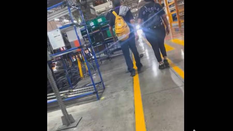 Trabajadores reportaron nuevas bajas laborales en el complejo automotriz de Ramos Arizpe durante la jornada de este jueves.