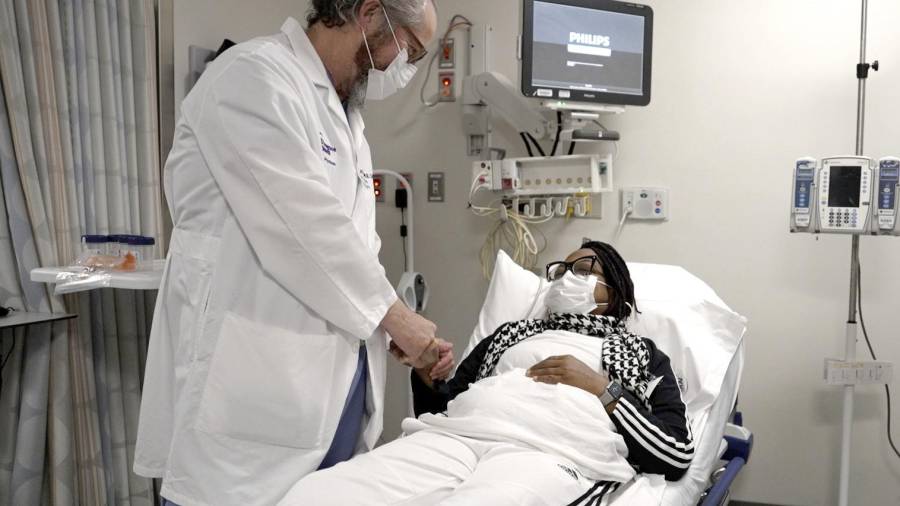 La mujer que recibió un trasplante de riñón de cerdo, Towana Looney, junto con el doctor Robert Montgomery de NYU Langone Health, el 10 de diciembre del 2024 en NYU Langone Health en la ciudad de Nueva York.