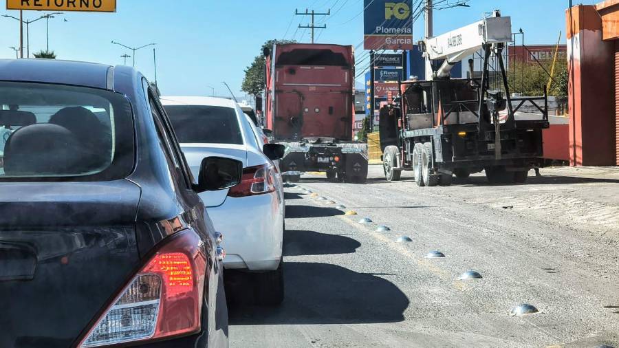 Automovilistas, incluso unidades de carga, invaden ciclovías en distintos puntos de Saltillo, principalmente en el oriente de la ciudad.