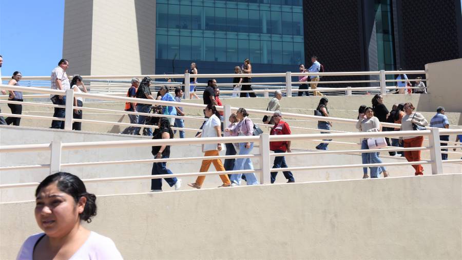 Brigadas internas coordinan evacuación durante el simulacro en Presidencia Municipal.