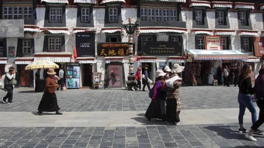Budistas tibetanos y peregrinos dan vueltas alrededor del templo de Jokhang el más importante de Lhasa, Tíbet.