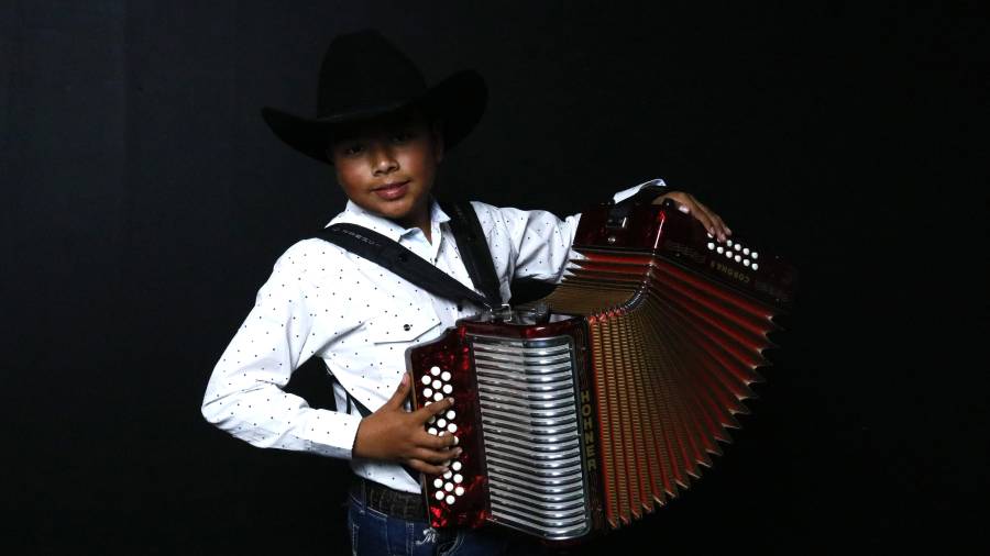 10 de diciembre del 2025 Para la sección VMas, nota del reportero @mmarines. Título: Edgar toco BPulido. Saltillo, Coahuila 10 diciembre. Fotos del niño Edgar que tocó el tema “Voy Desvelado”, en el concierto de Bobby Pulido, realizado en el Estadio Francisco I. Madero en Saltillo, Coahuila. Edgar tocó el tema “Voy Desvelado”, junto a Bobby Pulido.