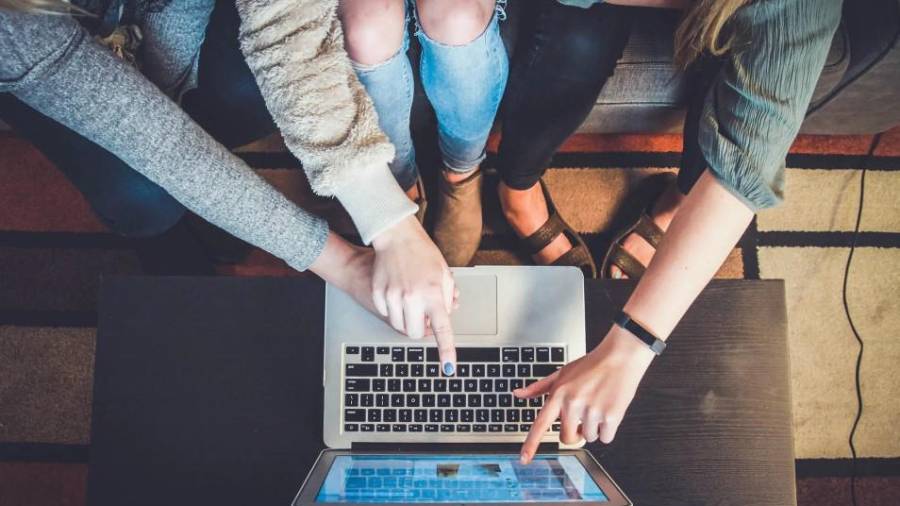 El objetivo es reflexionar sobre los retos de la era digital y la inteligencia artificial en la transmisión de valores.