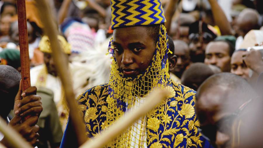 El rey Oyo Nyimba Kabamba Iguru Rukidi IV, monarca del reino de Tooro, en la celebración de su 18vo cumpleaños en Fort Portal, Uganda, el 17 de abril de 2010, día en que asumió plenamente sus funciones.