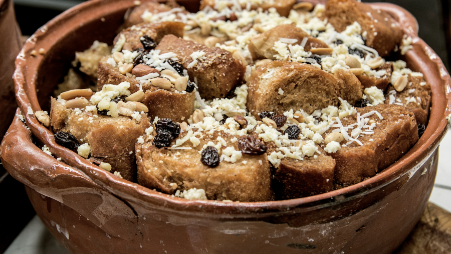 Una porción de 177gr de capirotada tiene aproximadamente 443 kilocalorías, 20.1 gramos de grasa, 57.5 gramos de carbohidratos y 8.1 gramos de proteína.