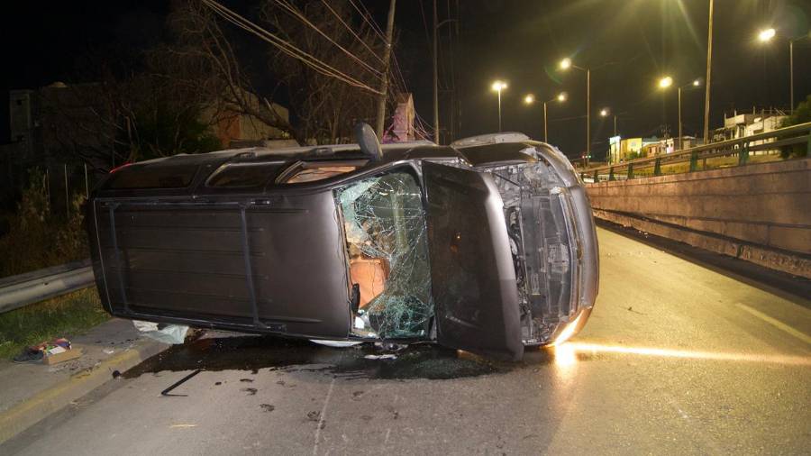 La camioneta Suburban terminó volcada sobre uno de sus costados tras subir al camellón central del puente vehicular.