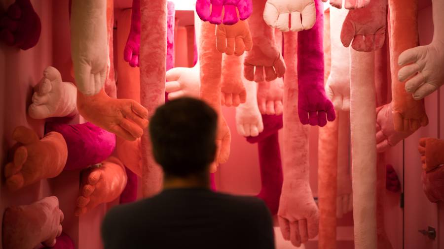 Un visitante contempla la instalación de Nathalie Auzepy en el “Hospital de las Emociones” en un antiguo hospital en Los Ángeles, el miércoles 22 de julio de 2026.