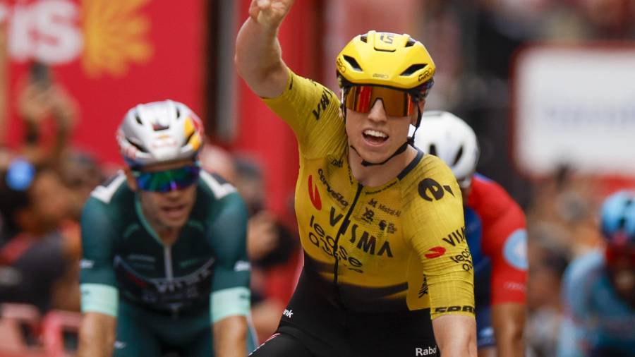 Matthew Brennan superó a Bryan Coquard y Jordi Meeus en el sprint de Lorca para conquistar la etapa 11 de La Vuelta a España 2026.