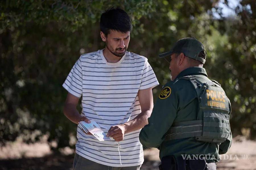 $!Un migrante dialoga con la Patrulla Fronteriza de Estados Unidos en la frontera entre EU y México en Jacumba, California.