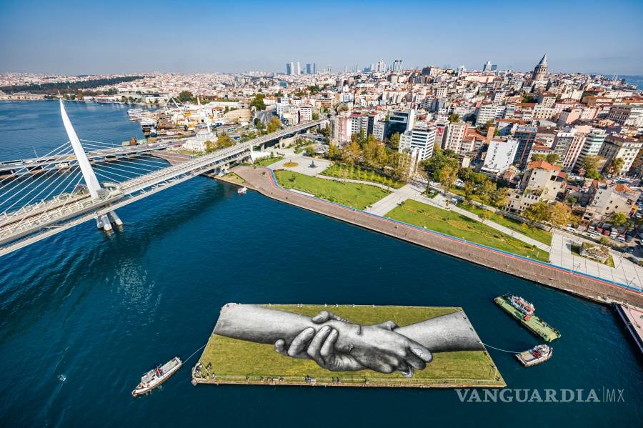 $!Tres grafitis de manos gigantes simbolizan la unión de Europa y Asia