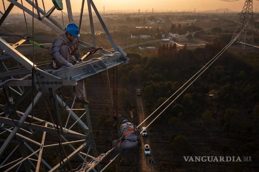 $!Trabajadores chinos en una obra.