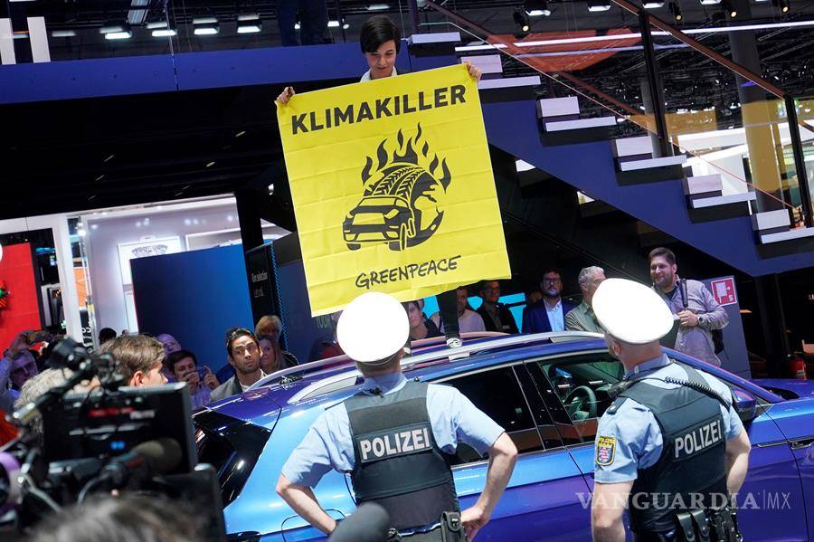 $!Activistas de Greenpeace irrumpen y se suben en los autos del Salón Internacional del Automóvil de Frankfurt, ve estas imágenes