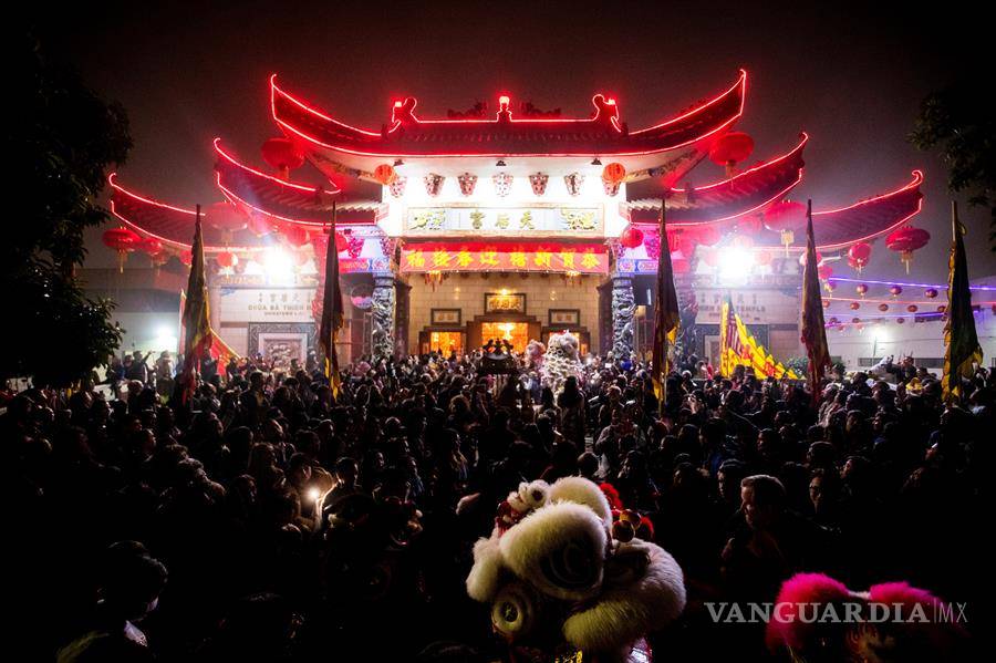 $!En varias partes del mundo los chinos festejaron su mayor fiesta del año, el Año Nuevo Lunar, China canceló la celebración
