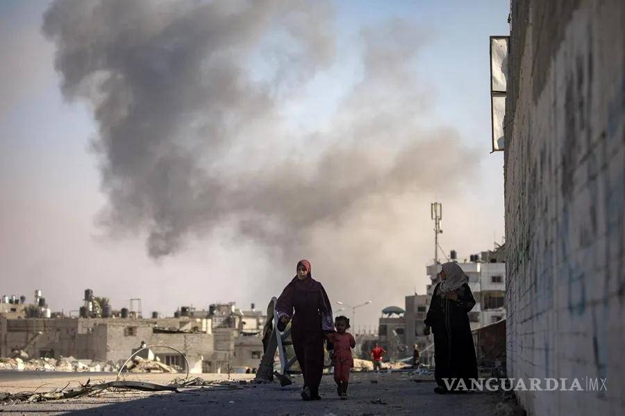 $!El humo se eleva tras un ataque aéreo israelí en Jan Yunis, sur de la Franja de Gaza.