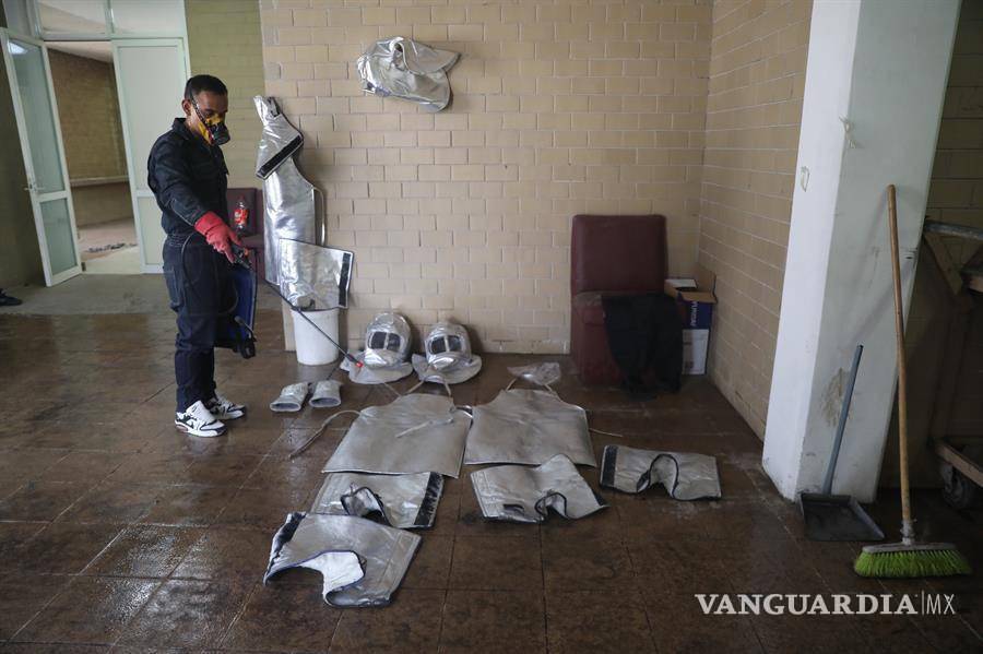 $!Personal sanitizando en el crematorio, en el panteón municipal de Nezahualcóyotl, en el Estado de México.