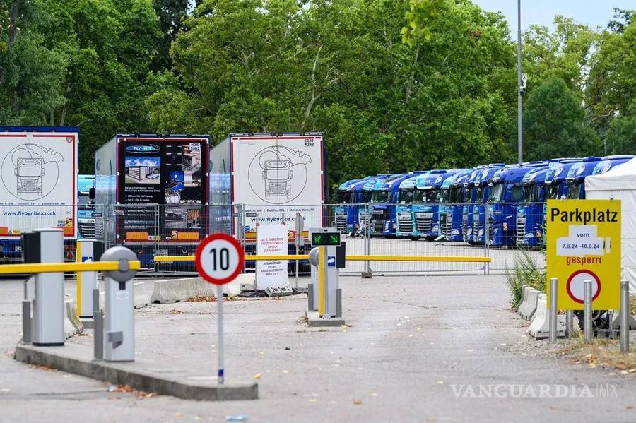 $!Camiones estacionados en el estadio Ernst Happel después de que se cancelaran los tres conciertos de Taylor Swift debido al riesgo de un ataque, en Viena.