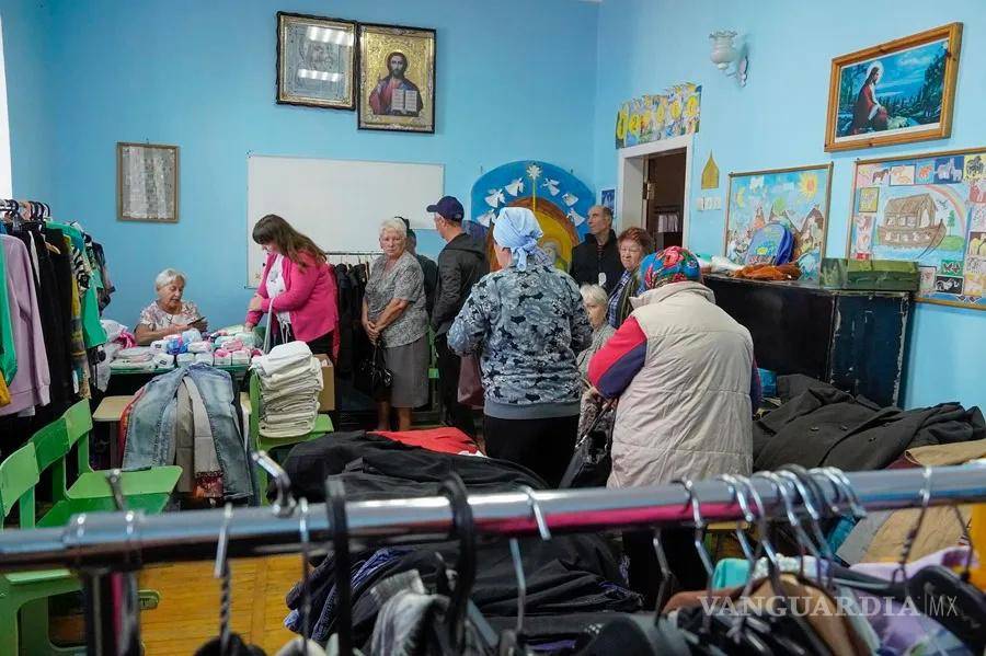 $!Civiles que fueron evacuados de la región de Kursk, fronteriza con Ucrania, reciben ayuda humanitaria.