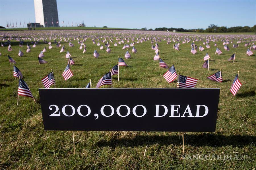 $!Miles de banderas de EU lloran a las 200 mil personas muertas por COVID-19 (fotogalería)