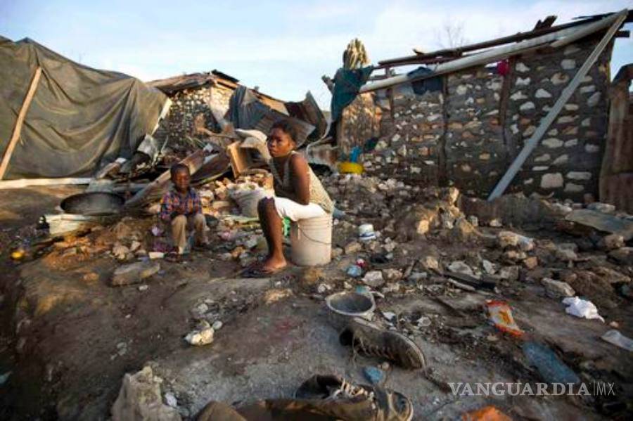 Haití comienza a enterrar en fosas comunes a víctimas de Matthew