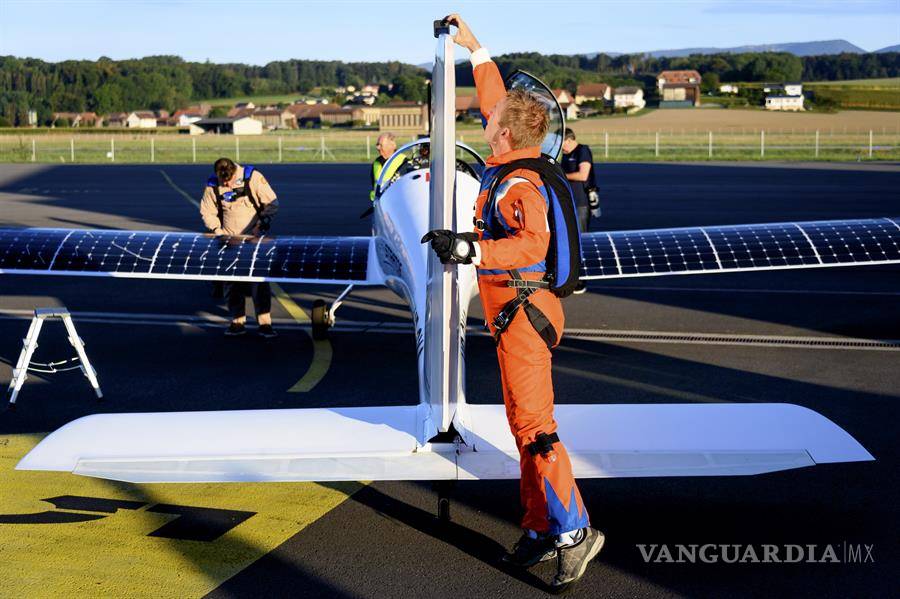 $!SolarStratos realiza el primer salto y caída libre desde un avión solar