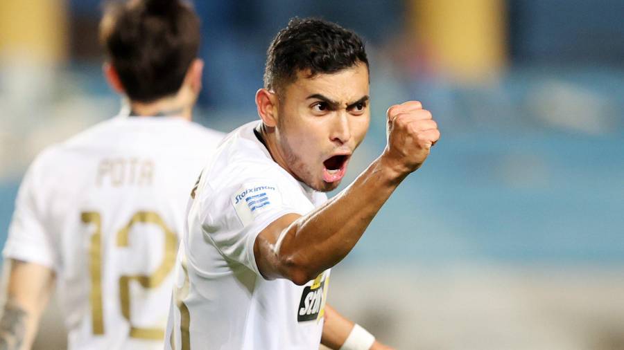 Orbelín Pineda celebra su anotación en la goleada del AEK de Atenas ante el Panetolikos, en una jornada redonda para el mediocampista mexicano en la Superliga de Grecia.