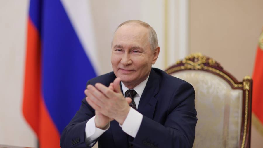 El presidente ruso Vladimir Putin durante la ceremonia de inauguración del Teatro Dramático Musical de Azerbaiyán en Derbent, con motivo del Día Mundial del Teatro.