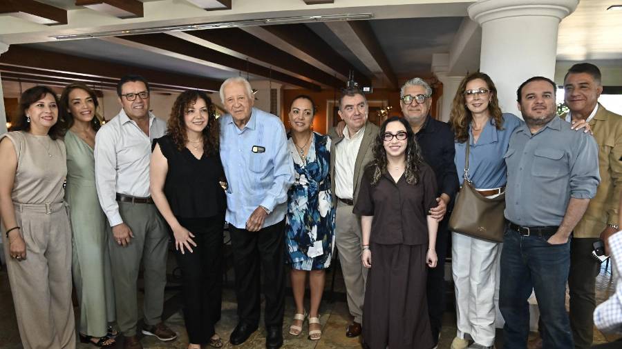 Amigos, familiares y conocidos celebraron con él un año más de vida.