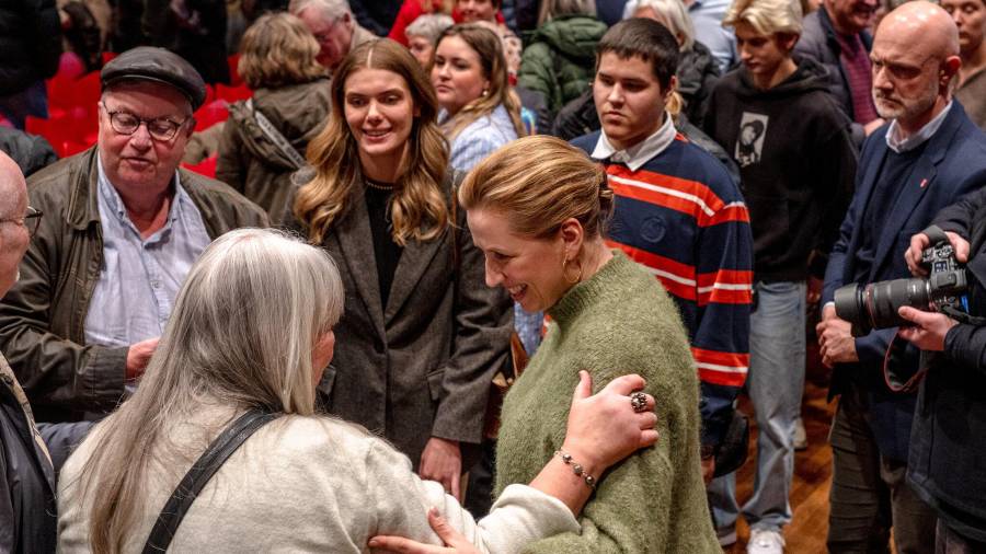 Mette Frederiksen saluda a sus simpatizantes en un evento de campaña en Aalborg.