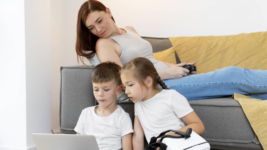 La falta de educación digital y pensamiento crítico expone a menores de edad a manipulaciones, engaños y daños emocionales al interactuar con la IA, según Guillermo Cánovas. Foto: Freepik.