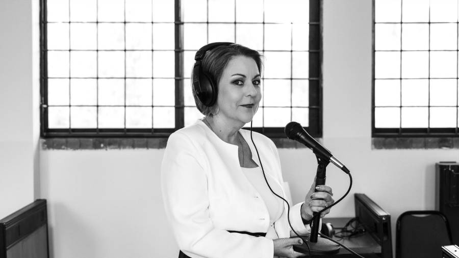 María del Carmen rompe fronteras gracias a los idiomas.