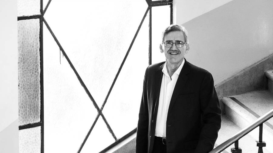 Mr. Cook impartió clases en diversas instituciones públicas y privadas.