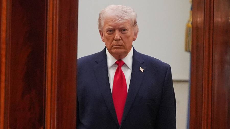 El presidente Donald Trump llega desde el Salón Azul para hablar sobre la guerra de Irán en el Corredor Estatal de la Casa Blanca, el miércoles 1 de abril de 2026, en Washington. (AP Foto/Alex Brandon, Pool)