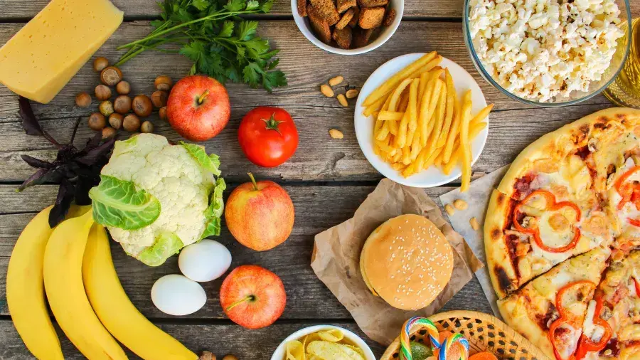 Versión. A través de la investigación de campo y la experiencia directa, Michael Pollan reconstruye el recorrido de los alimentos desde su origen hasta la mesa de los consumidores.