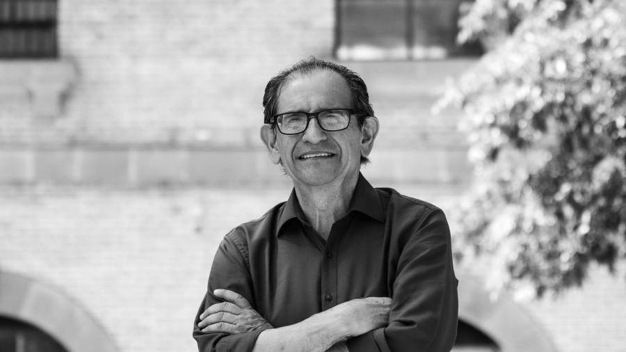 La docencia llegó a la vida de Carlos de manera fortuita.