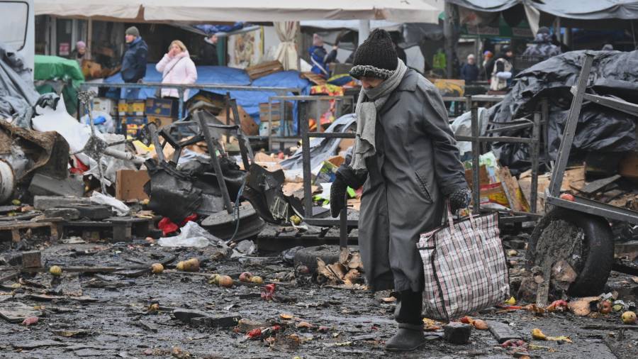 Gente camina por un mercado urbano destruido tras un ataque ruso en Odesa, Ucrania, el jueves 12 de febrero de 2026.