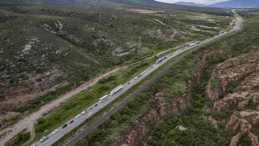 Nuevo León reforzará la vigilancia carretera con 500 elementos y 150 nuevas unidades de la División Carretera de Fuerza Civil, tras denuncias de presuntos retenes criminales en el Libramiento Noreste