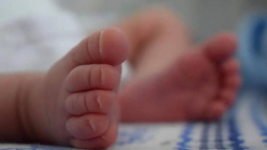 La recién nacida fue trasladada a incubadora en terapia intensiva neonatal debido a su nacimiento prematuro, mientras permanece bajo observación médica.