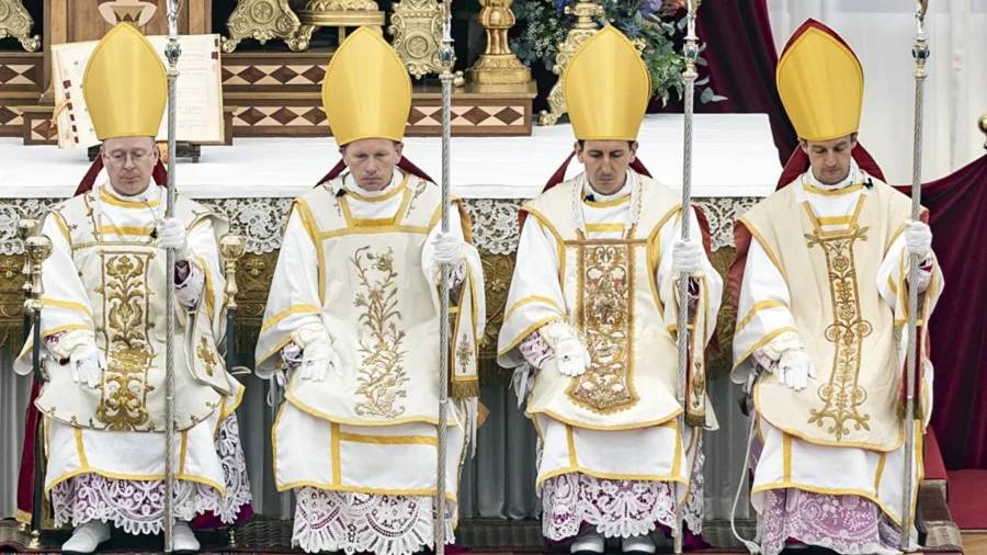 En la imagen, los cuatro religiosos ordenados obispos en una misa pontifical organizada por la Sociedad de San Pío X (SSPX) en Écone, cerca de Sion, Suiza, este l 1 de julio.