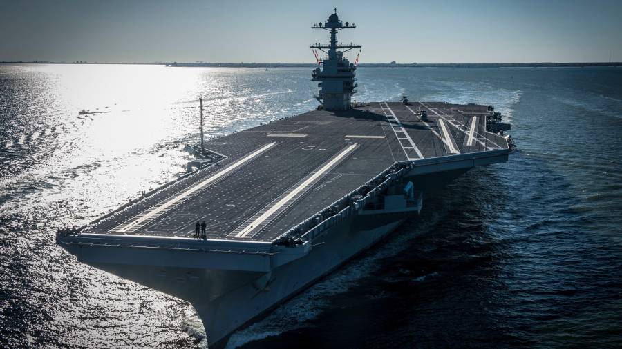 El portaaviones USS Gerald R. Ford, donde recientemente se registró un incendio de más de 30 horas en el área de lavandería que ha dejado a cientos de marineros durmiendo en condiciones precarias.