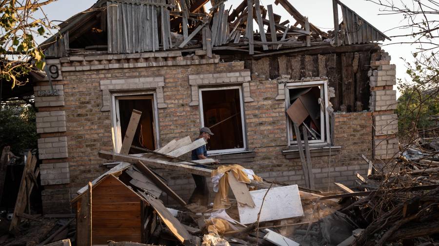 Un hombre retira escombros de los restos de su vivienda tras un ataque ruso contra Zaporiyia, Ucrania, el 2 de agosto de 2026.