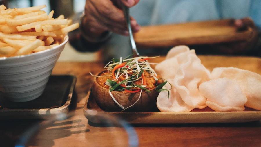 Comer fuera de casa es una alternativa para quienes trabajan en Navidad o prefieren no cocinar.