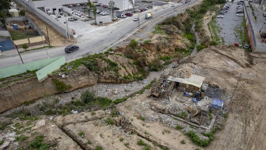 El desarrollo urbano en torno a afluentes ha provocado tapones que generan mayores riesgos de inundación.