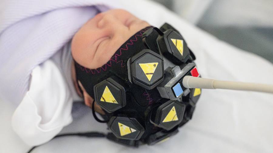 Mediante gorros de electrodos y tecnología de escaneo no invasiva, neurocientíficos rastrean los picos de actividad eléctrica en el cerebro infantil para identificar las primeras señales de consciencia.