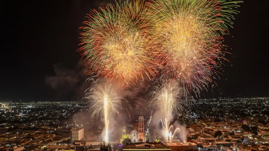 El espectáculo de pirotecnia por el Grito de Independencia en Saltillo se llevó a cabo en la Plaza de Armas, en el centro de la ciudad, la noche del 15 de septiembre.