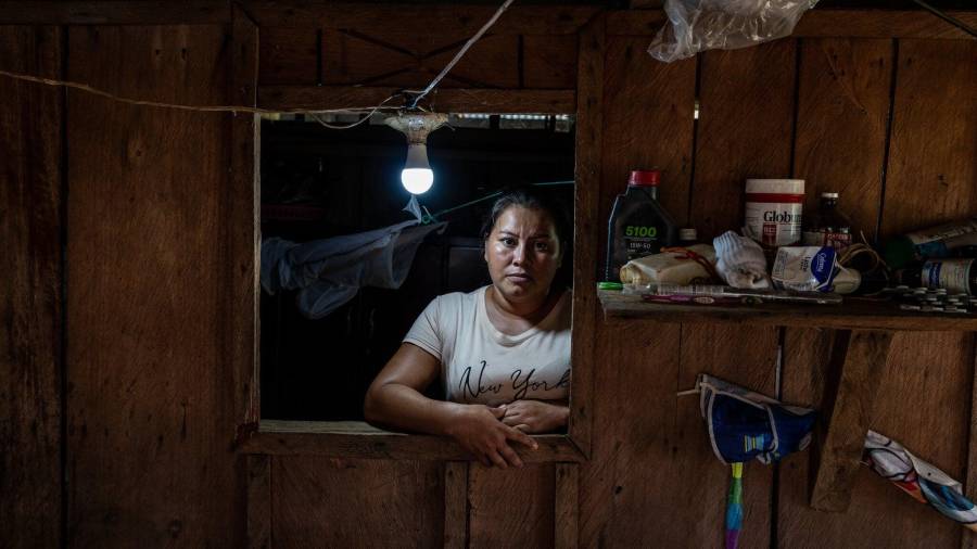 Yuli Motta en su casa en el departamento de Guaviare, Colombia. Ella afirma haber presenciado cómo miembros del ejército colombiano mataron a tiros a Luis Carlos Mojica el mes pasado.