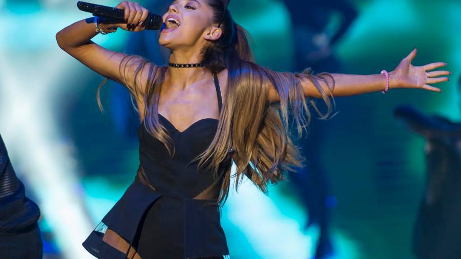 Ariana Grande hace bailar y cantar a fans en el Palacio de los Deportes