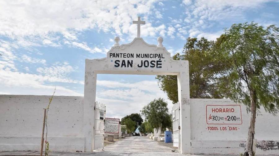 Cuatro Ciénegas acondiciona el Panteón San José con trabajos de limpieza y mantenimiento para las celebraciones del Día de Muertos.