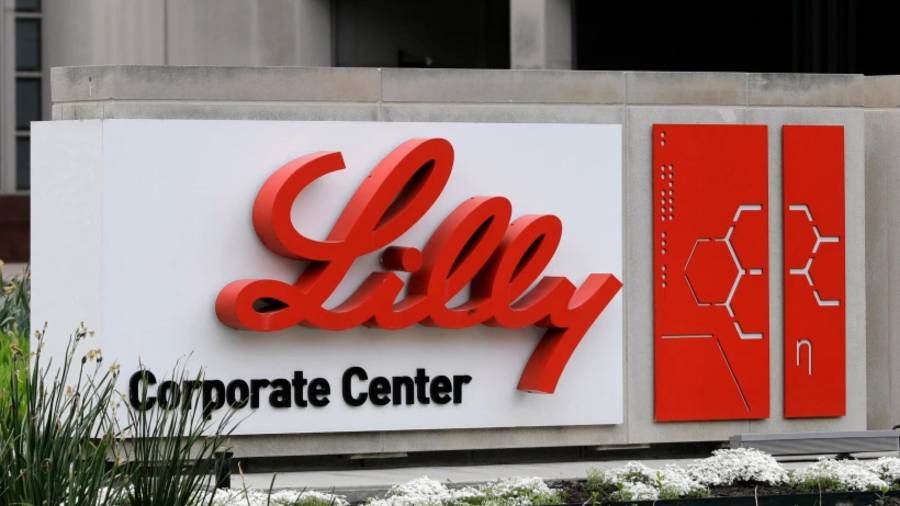 El logo de Eli Lilly &amp; Co. afuera de su sede corporativa en Indianápolis.