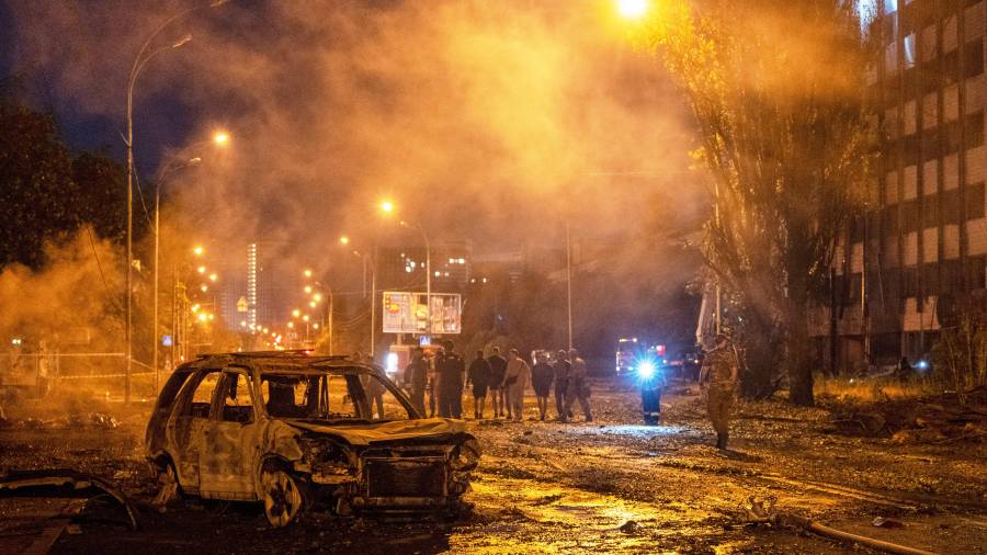 Un auto quemado se ve tras un ataque de misiles rusos en Kiev, Ucrania, el sábado 1 de agosto de 2026.